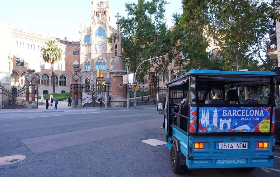 Barcelona: Tour by electric tuk tuk - Arc de Triomf, La Monumental, and the scenic reset before Gaudí