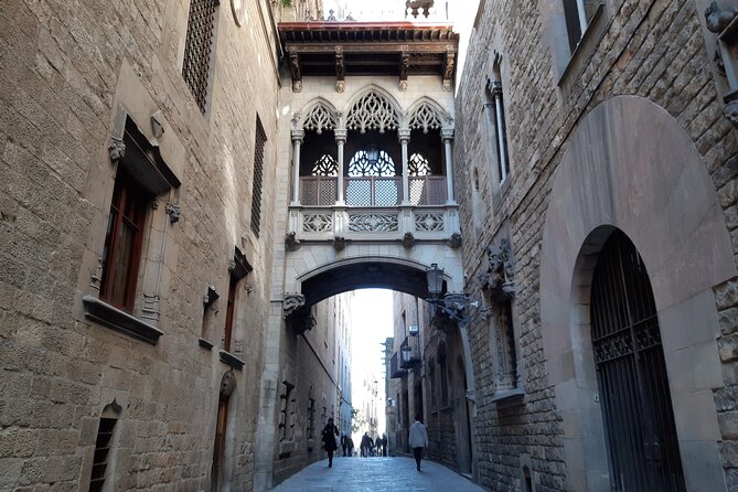 Barcelona walking tour Gothic Quarter and Ramblas+Boat trip - Las Ramblas: a landmark-by-landmark walk toward the port