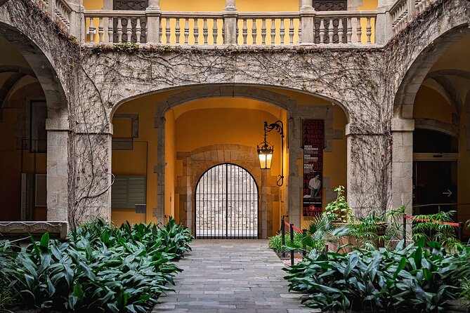 Barcelona Walking Tour: Old Town & Gothic Quarter Secrets - Casa de l’Ardiaca: The Letterbox Detail You Will Actually Remember