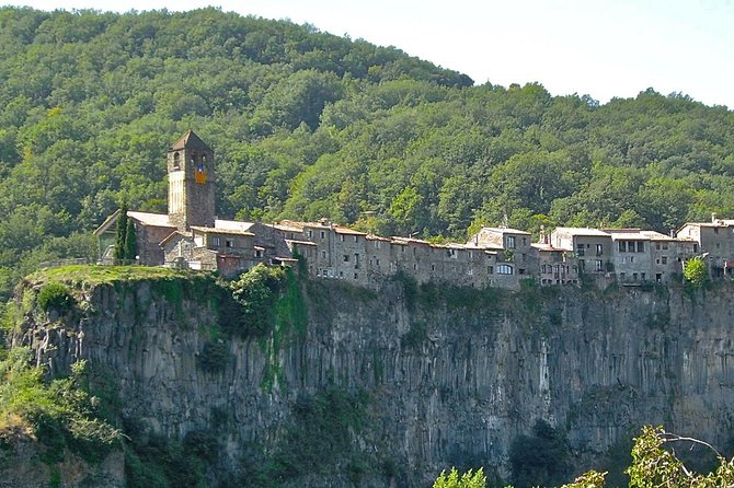 Besalu & 3 Medieval Towns Small Group Tour with Hotel Pick-Up - Can Gussinye on a 40-Meter Basalt Cliff