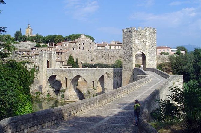 Besalu & 3 Medieval Towns Small Group Tour with Hotel Pick-Up - Besalú Finale: Walls, Jewish Quarter Stories, and the Medieval Bridge