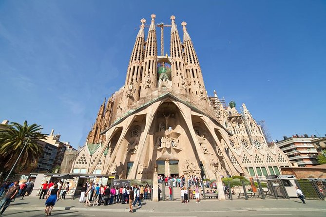 Best of Barcelona and Montserrat: Pickup and Skip-the-Line Ticket - Montserrat without the hassle: park time and the abbey at the top