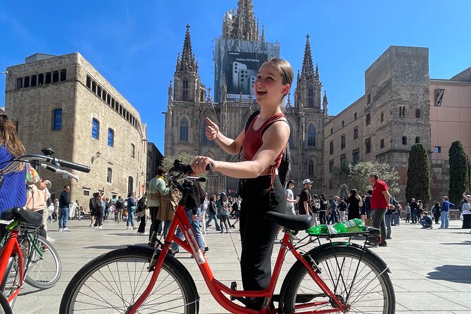 Bike Tour in Barcelona: History, Architecture and Culture - Stop 1: Sagrada Família in about 20 minutes, with entry on you