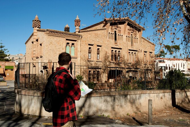 Colonia Guell & Gaudi's Crypt Admission Ticket with Audioguide - Picking up your audio guide and setting yourself up