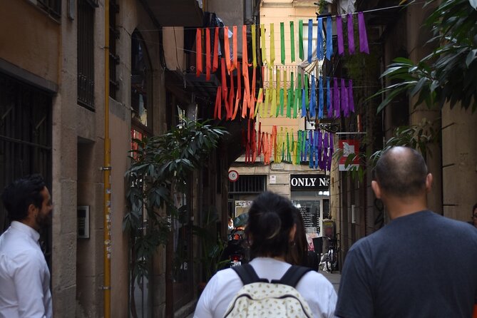 Cultural Walking Tour in Barcelona with Food & Wine Tasting - Start in the right place at Plaça de Catalunya