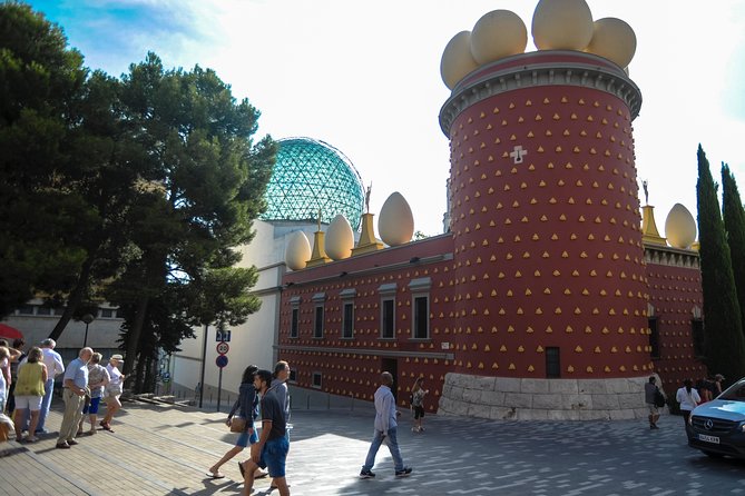 Dali Museum, House & Cadaques Small Group Tour from Barcelona - Cadaqués in Off-Peak Months, or Sant Martí d’Empúries in Summer
