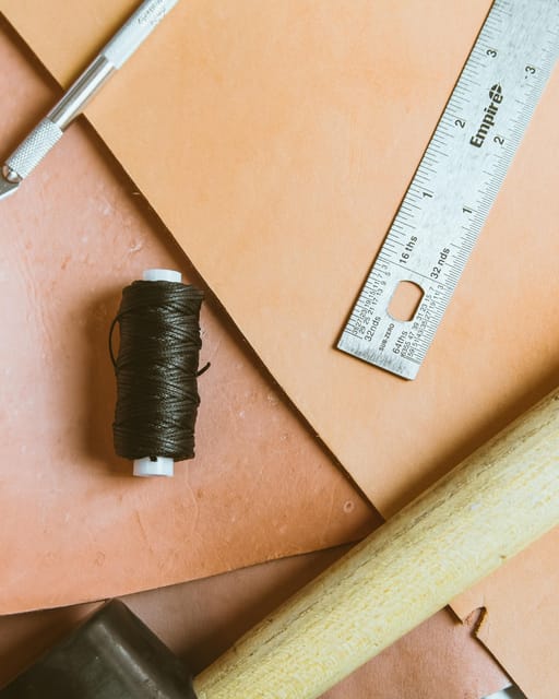 Experience in Leather Goods Workshop- Leather Accessory - The tool lesson: how you learn without fear