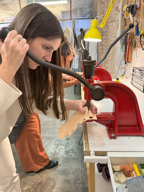 Experience in Leather Goods Workshop- Leather Accessory - Finishing included: findings and the details that make it functional
