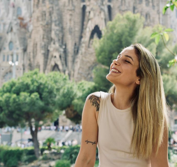 Explore Barcelona by Bike & Photo Shooting - Parc de la Ciutadella and Arc de Triomf: Green Space and Big Structure