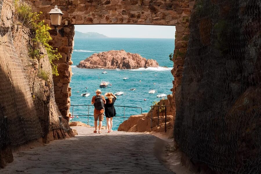 Explore Costa Brava & Tossa de Mar: Trails, snorkel & meal - Lunch in a local restaurant: Catalan food that fits the day