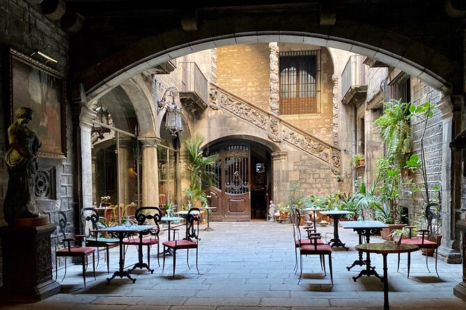 Explore hidden streets of Barcelona with a local - Arc de Triomf: modernism with legends you can repeat