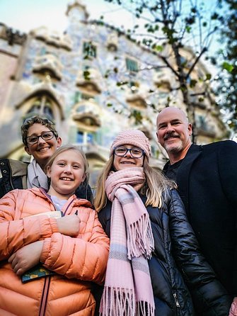 Family Private Tour: Churros, Hot Chocolate & Games in Barcelona - Palau Guell and the Gaudi angle: outside views that still feel meaningful