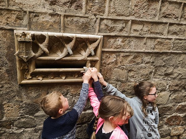 Family Private Tour: Churros, Hot Chocolate & Games in Barcelona - Jardins del Doctor Fleming: where the tour turns into a playground break