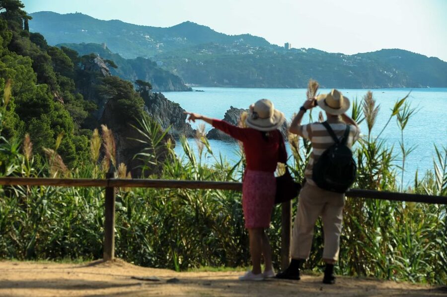 From Barcelona: Costa Brava Day Tour with Lunch - Guides and drivers: what you can expect from the human side