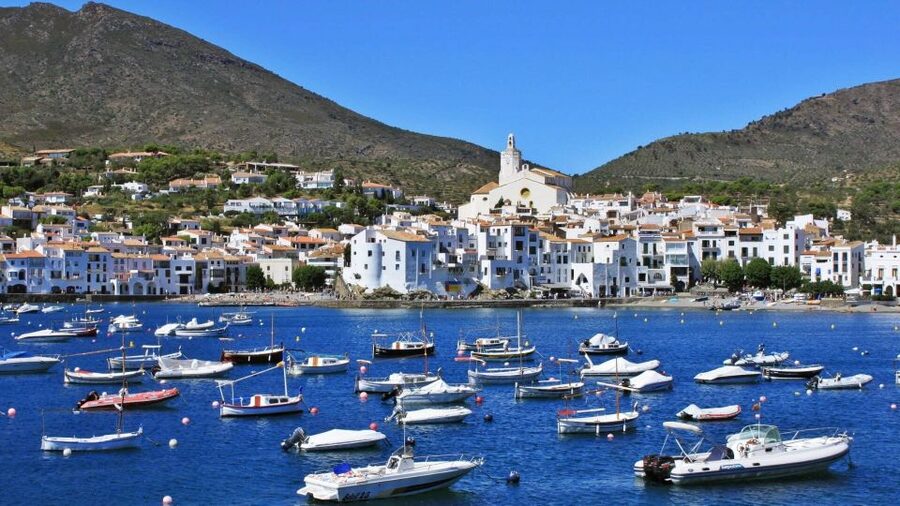 From Barcelona: Dalí Triangle and Cadaques Tour - Cadaqués on Foot: The Town That Changes the Mood