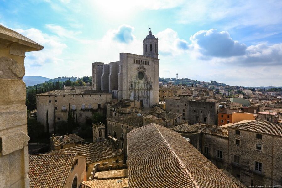 From Barcelona: Private Girona and Costa Brava Guided Tour - Private Driver and Guide: How Names Like Tony and Burial Change the Day