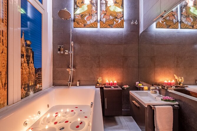Full Body Massage 60 min and Floral Bath in Jacuzzi 30 min at THAI SPA MASSAGE - Floral bath in the Jacuzzi: the 30-minute finish that makes it feel complete