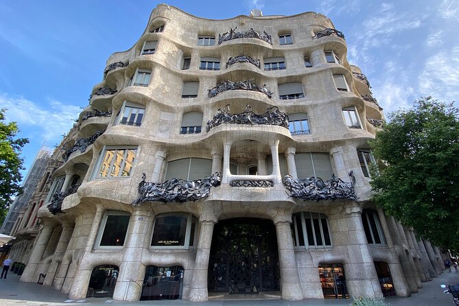 Gaudí and Barcelona Legends - Private Tour - From Farmàcia La Pedrera to a story-driven Passeig de Gràcia walk