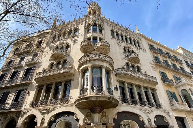 Gaudí and Barcelona Legends Walking Tour - The pacing style: short stops that still add up