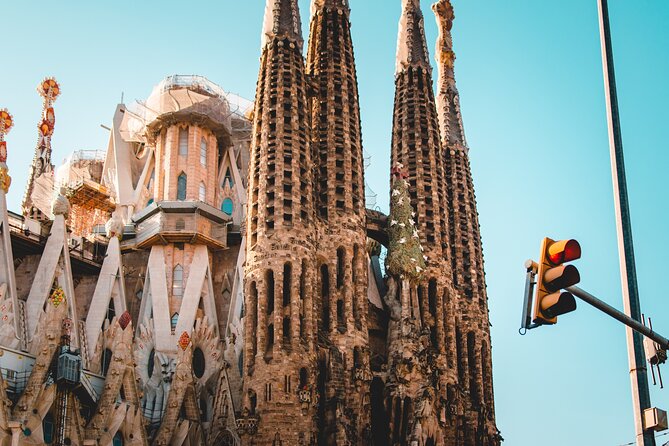 Gaudi and La Sagrada Familia Exterior Self-Guided Audio Tour - What the audio focuses on, and how to listen effectively outside