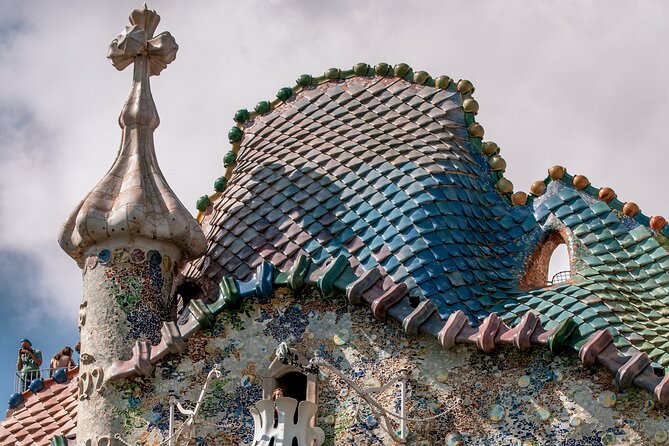 Gaudí & Catalan Modernism Private Walking Tour - Getting your bearings at Plaça de Catalunya and the Eixample plan