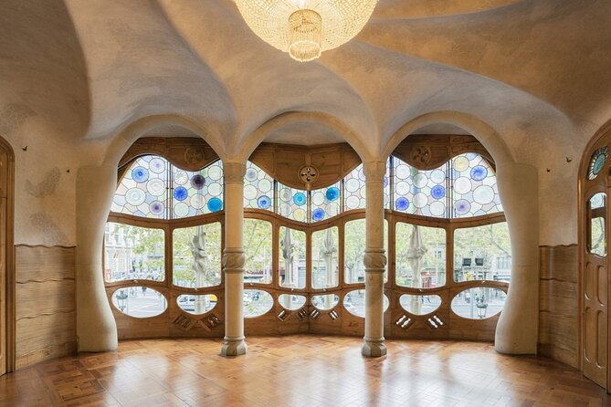 Gaudi Guided Tour: Casa Batllo, La Pedrera & Casa Vicens - Group size, radio audio, and why language can make or break it