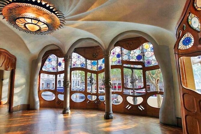 Gaudi Masterpiece: Casa Batlló with Expert Guide and STL Tickets - Where you meet on Passeig de Gràcia, and why the morning start helps