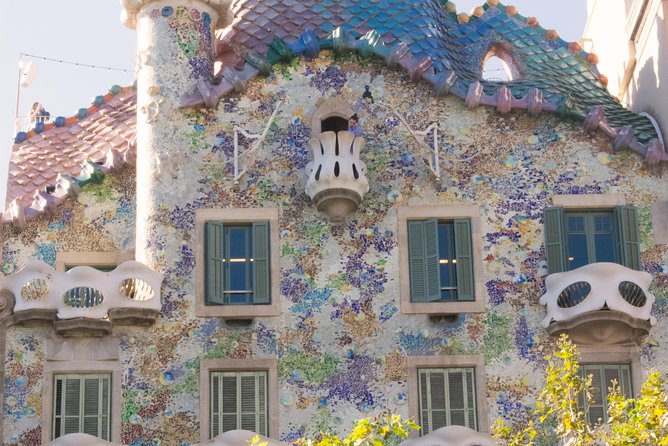 Gaudi, Modernisme And Spanish Wine - Meeting at Apple Passeig de Gràcia, right where the story starts