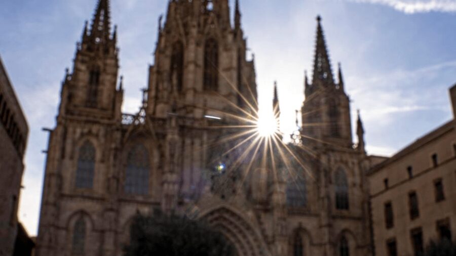 Gothic Quarter and Born District: Photographic Workshop - The First Mural Stop: Joan Font Cuberta’s Besos in Plaza de Carles Pi i Sunyer