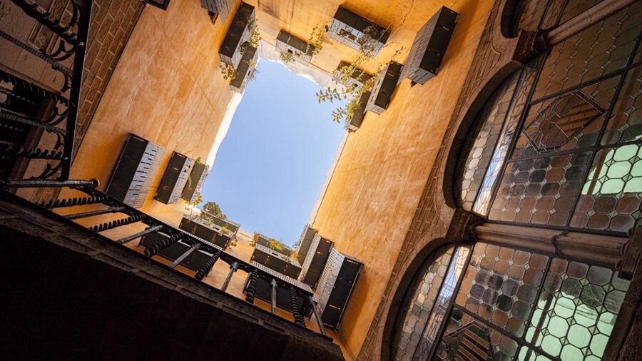 Gothic Quarter and Born District: Photographic Workshop - Mercat del Born and the Link to El Beso