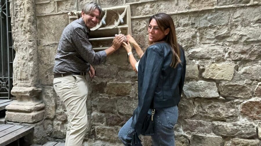 Gothic Quarter and Old City - El Mural del Petó: When Street Art Meets Local Storytelling