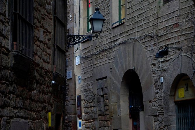 Gothic Quarter Insights & Tapas Experience - The meeting point and how to find your guide at 3:30 pm