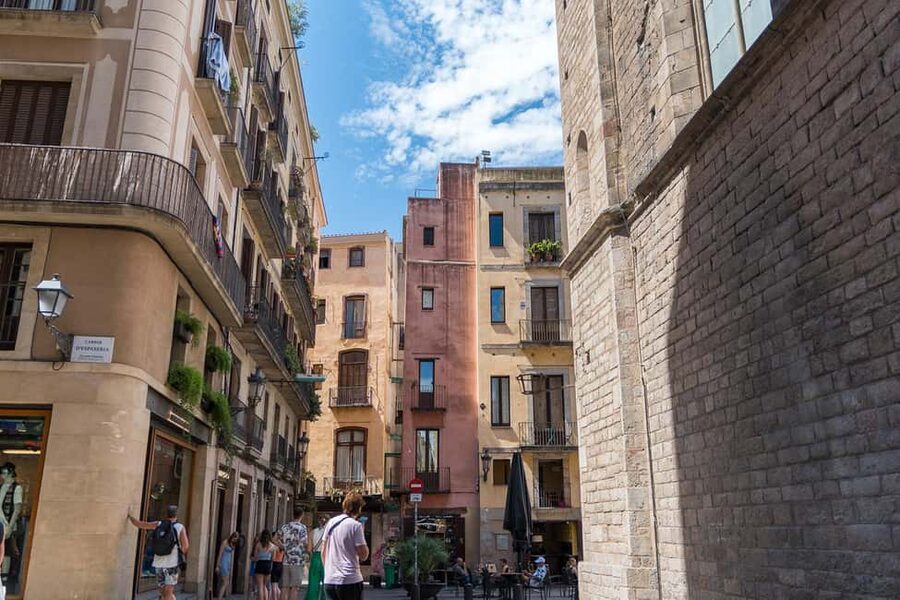 Guided tour of Barcelona in French (Old Town & Instagram spots) - A 3-hour French walk that starts at Plaça Reial