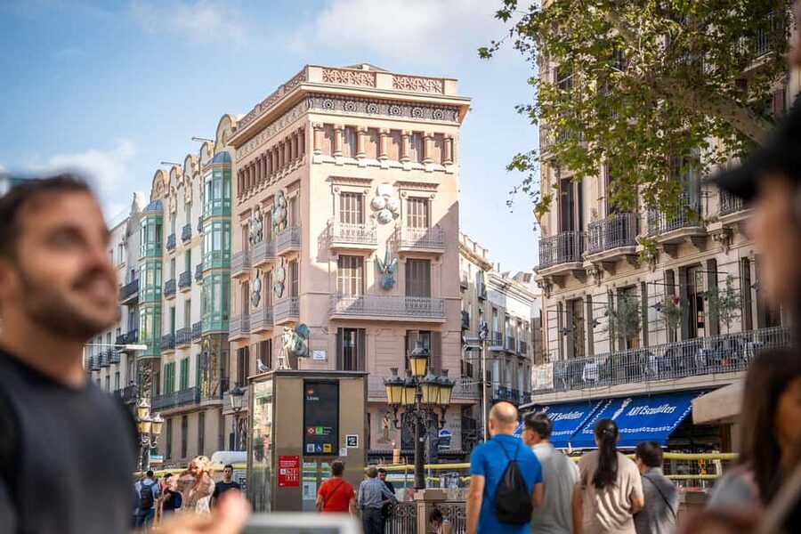 Guided tour of Barcelona in French (Old Town & Instagram spots) - El Born and the Jewish Quarter, plus Santa Maria del Mar and photo stops that actually help
