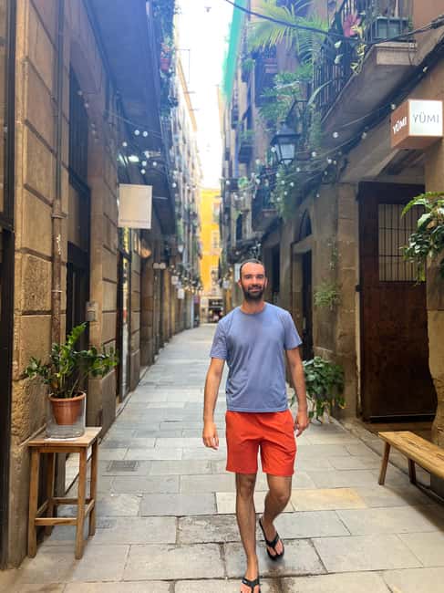 Guided tour of Barcelona in French (Old Town & Instagram spots) - How the iPad materials and quizzes make history stick for everyone
