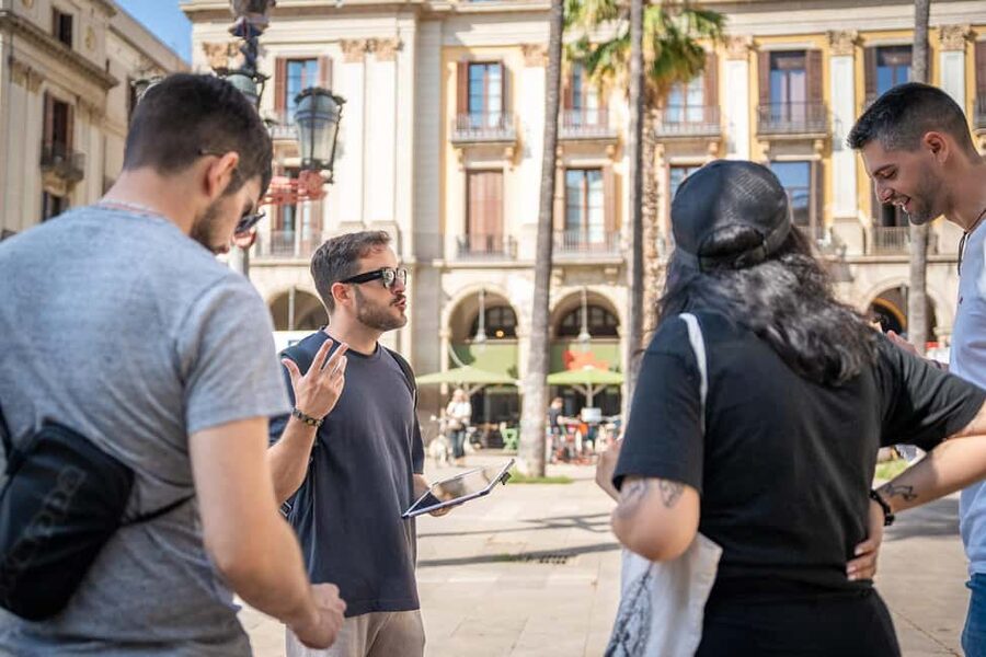 Guided tour of Barcelona in French (Old Town & Instagram spots) - Practical tips for getting great photos and finishing with a plan