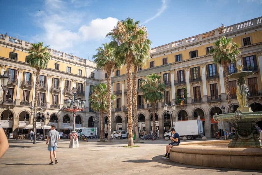 Guided tour of Barcelona in French (Old Town & Instagram spots) - Gothic Quarter highlights: Calle del Bisbe, Barcelona Cathedral, and the streets’ hidden logic