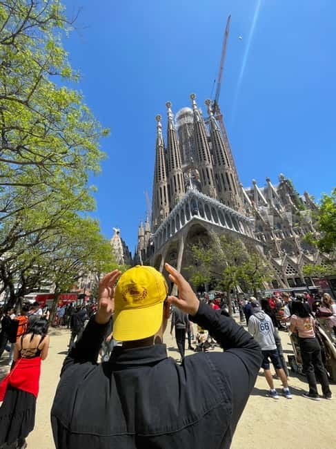 Guided Tour of Sagrada Familia - Gaudi's dream - Meeting the guide outside Kurz&Gut Gaudi restaurant