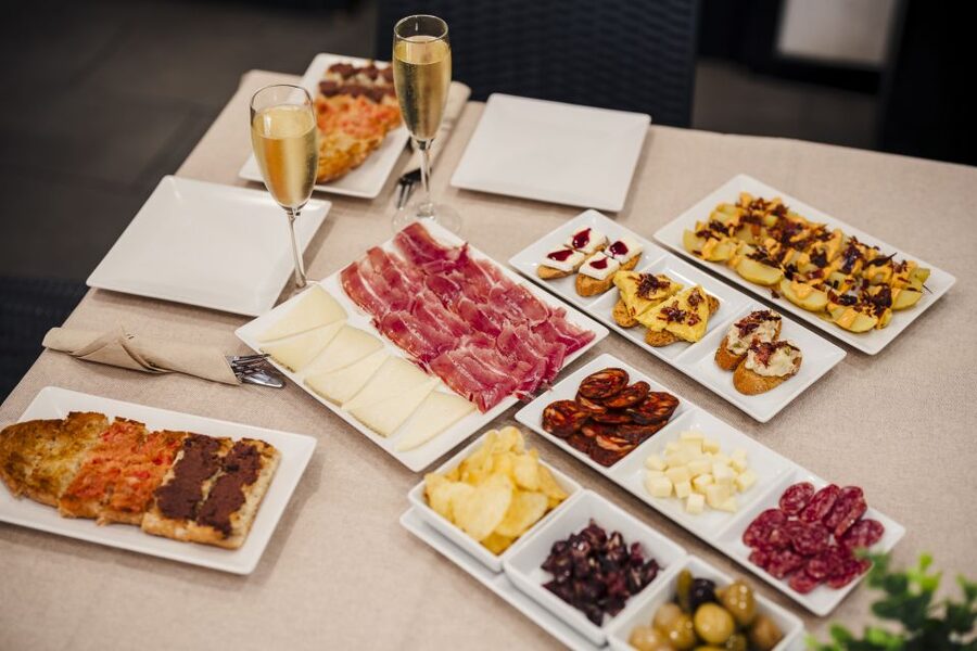 Menú Tapas - Spanish Tastes near Sagrada Familia - Service Style, Languages, and How Interactive It Really Is