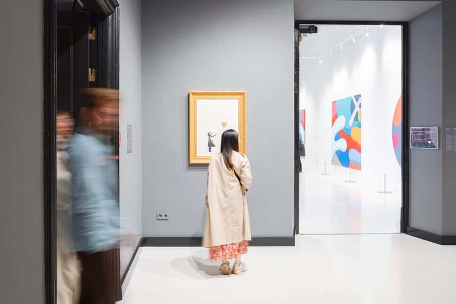 Moco Museum Barcelona: Modern & Contemporary Art - Diamond Matrix by Studio Irma: how to enjoy the light room the right way
