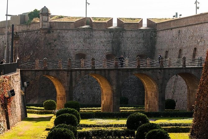 Montjuïc Cable Car & Magic Fountain Barcelona Private Tour - Telefèric de Montjuïc ride: the views start before the castle