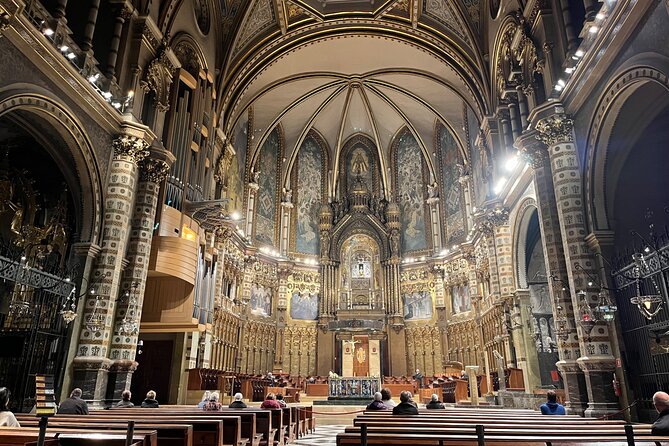 Montserrat Afternoon tour, easy hike and boys choir singing - Abadia de Montserrat: the singing moment around 6:30 pm