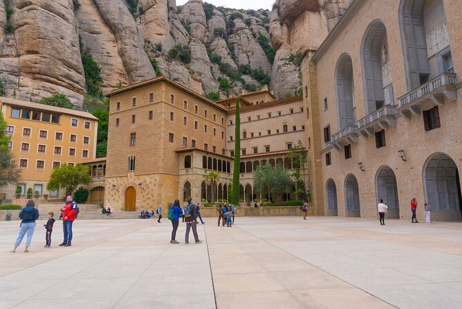 Montserrat: Cog-Wheel, Basilica, Black Madonna & Licor Tasting - Why an 8:00 am start from Estació de França matters
