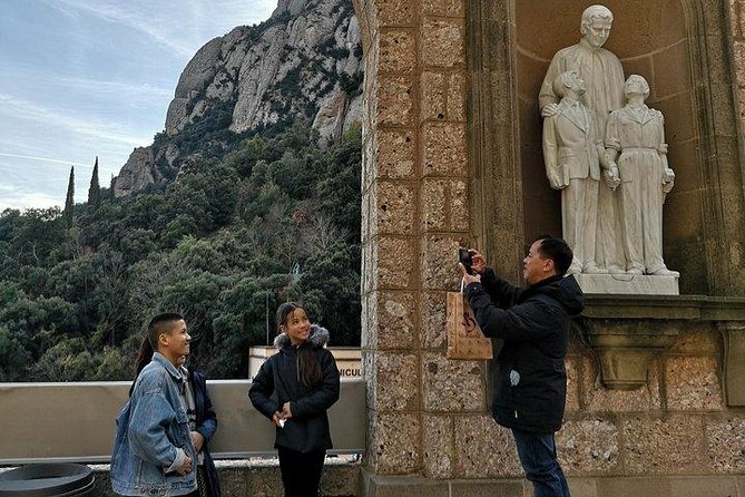 Montserrat Day Trip Private or Small Group with Basilica Tickets - Mercat de Montserrat Tastings, What to Try and What to Expect