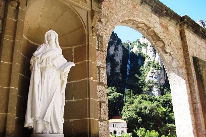 Montserrat Monastery and Sagrada Familia Tour with Liquor Tasting - Montserrat Monastery: Museum Highlights, Views, and the Famous Herbal Liqueur
