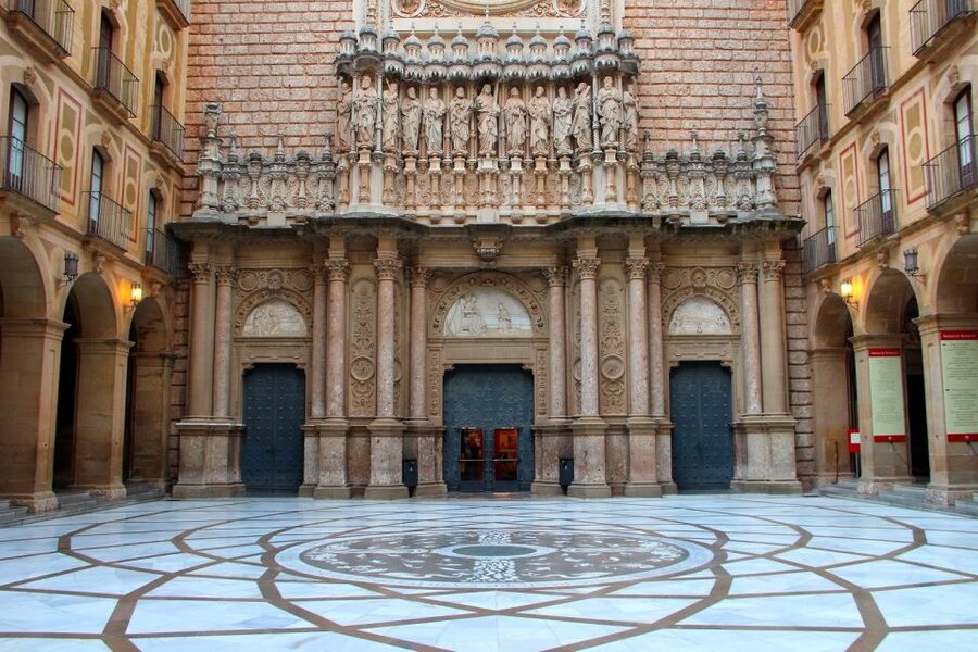 Montserrat: Private Half-Day Tour from Barcelona - The Barcelona pickup to Montserrat drive, and what to watch for