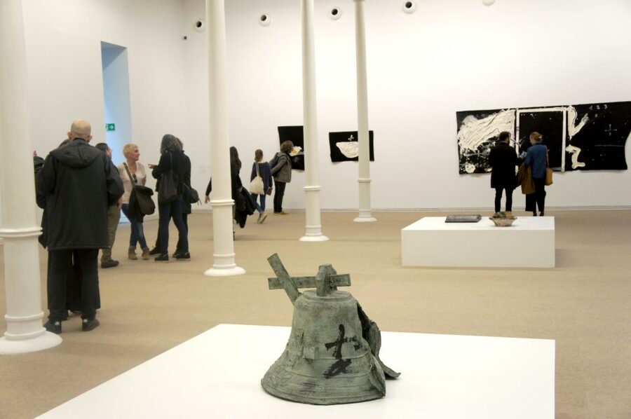 Museu Tàpies Barcelona – Ticket & Art Exhibitions - Finding the museum and taking in the Domènech i Montaner façade