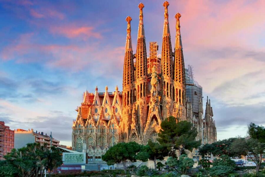 Official Sagrada Familia Guided Tour with Tower Access - A 1.5 to 2 hour plan that fits Sagrada Familia fast