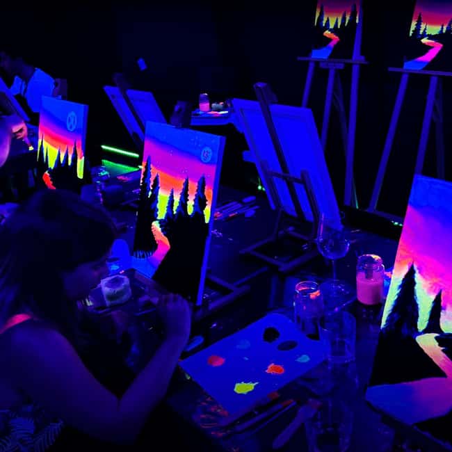Paint & Wine in Barcelona: art, wine, and music in a unique atmosphere - Fluorescent-neon vs acrylic nights: how to choose