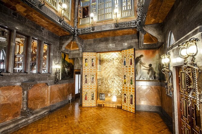 Palau Guell by Gaudi with Audio Guide in Barcelona - Priority entry plus audio: why this format works